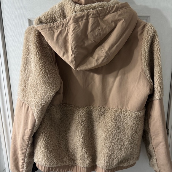 Patagonia Beige and Cream Hooded Fleece Jacket - Picture 2 of 2